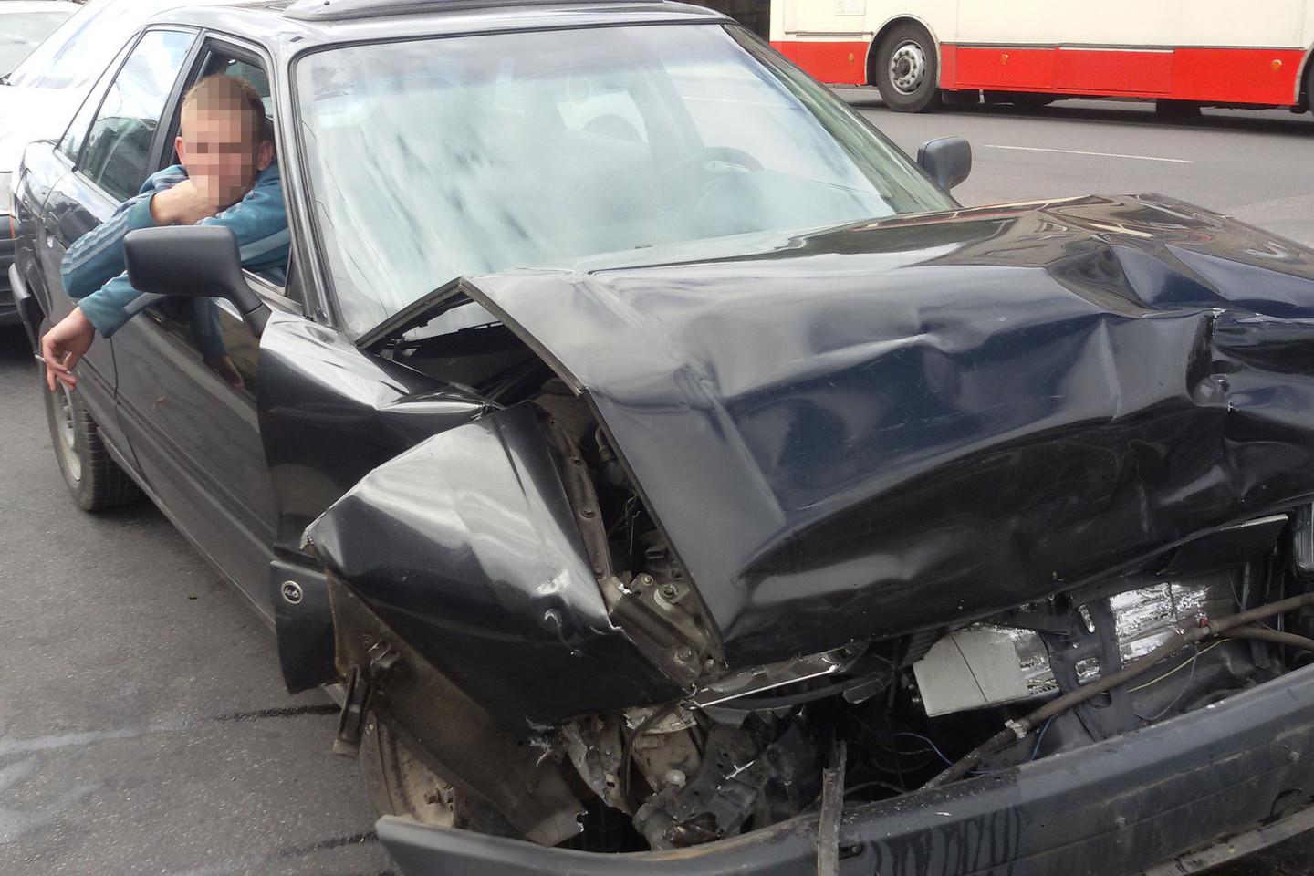 Trys pareigūnai buvo sužaloti pirmadienį Vilniuje, kai girto nepilnamečio vairuojamas automobilis įsirėžė į nežymėtą policijos mašiną.