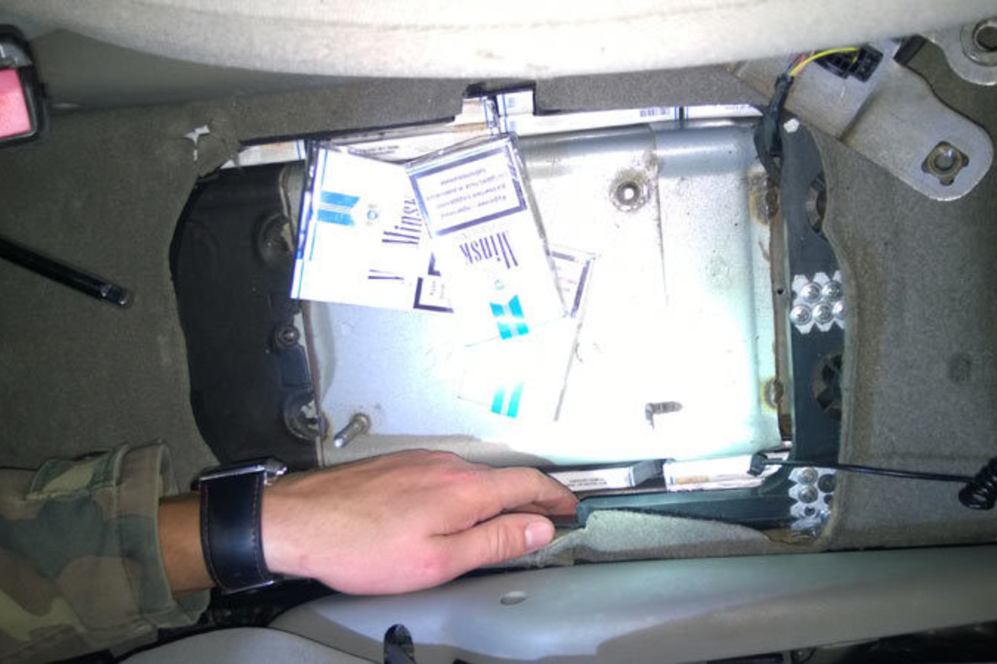 Šalčininkų rajone pasieniečiams įkliuvo du automobiliai-slėptuvės.