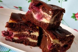 Šokoladinis vyšnių pyragas su varške: norėsite dar ir dar