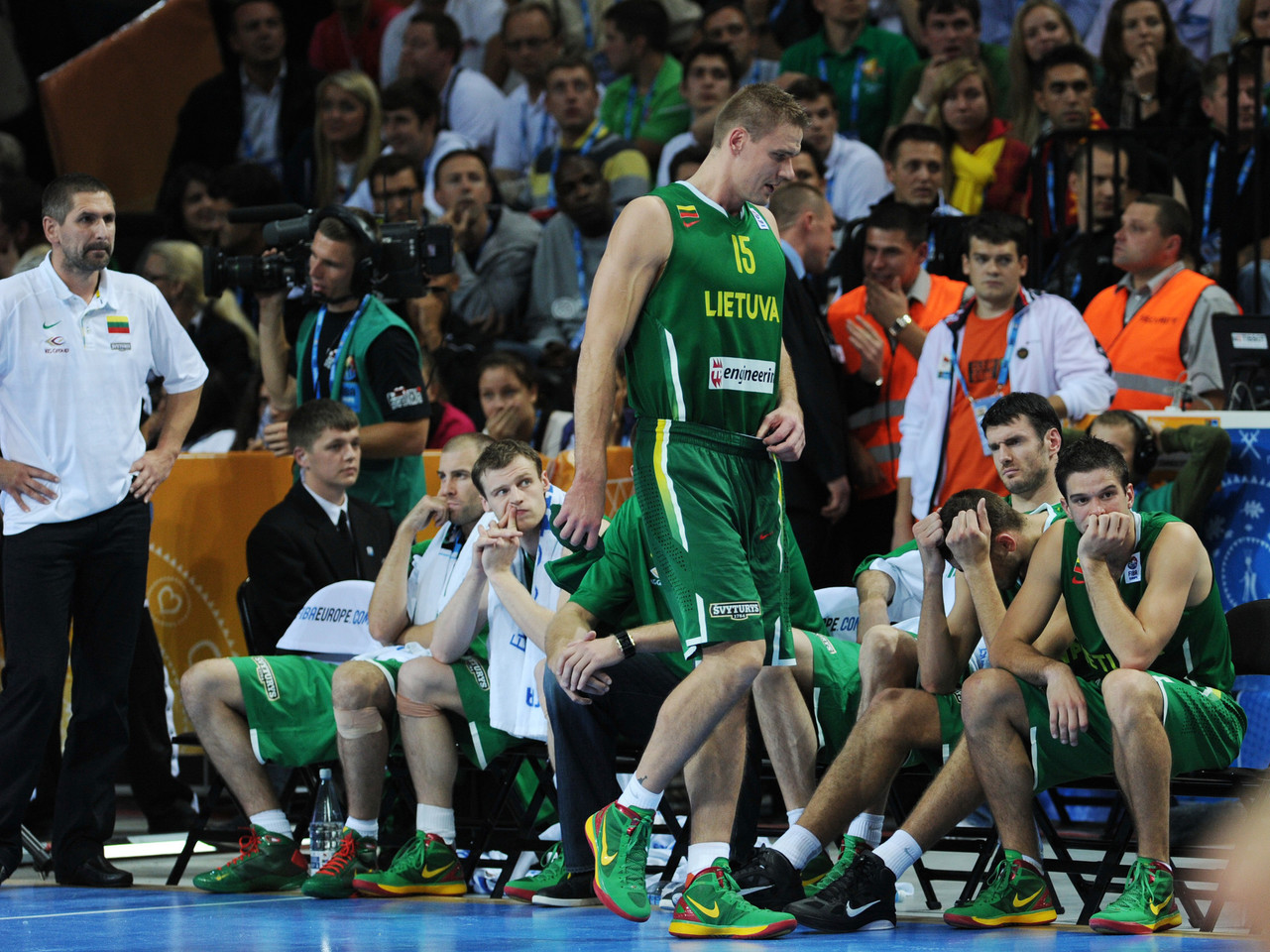 2011 metų Lietuvos rinktinės žaidėjų reakcija į pralaimėjimą.<br>G.Šiupario nuotr.