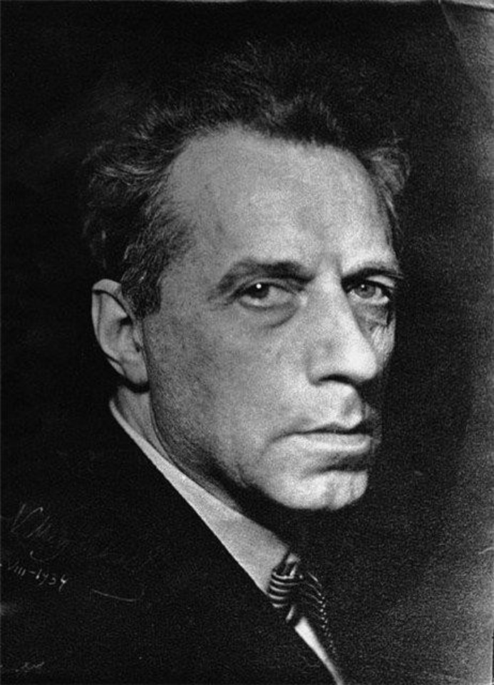 V.Mejerholdas – rusų teatro režisūros reformatorius.