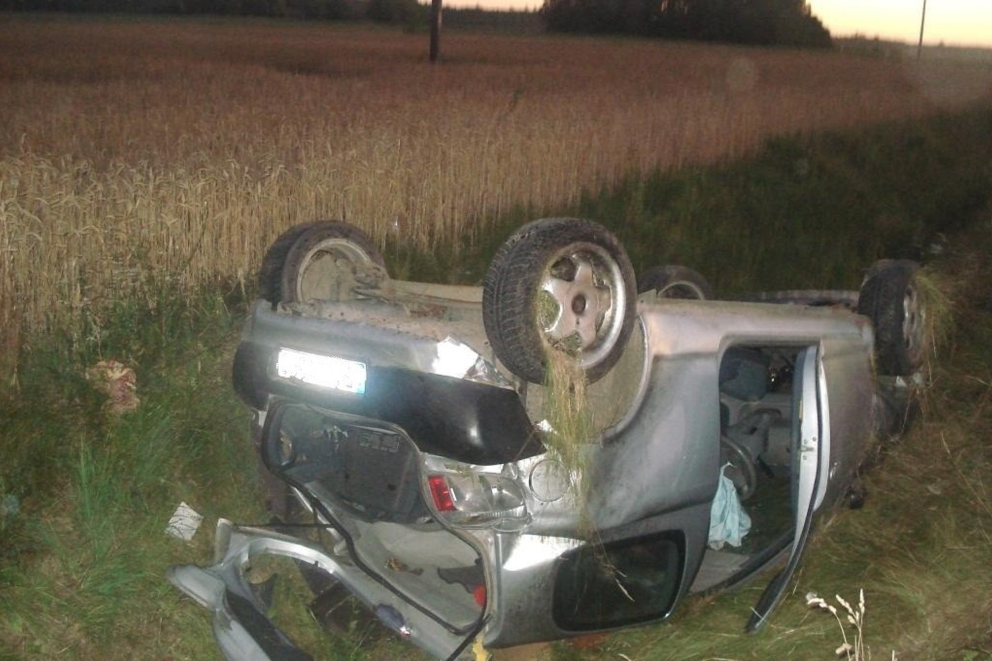 Ant kelio dangos pabirus grūdams, apsivertė 57 metų moters vairuojamas automobilis.