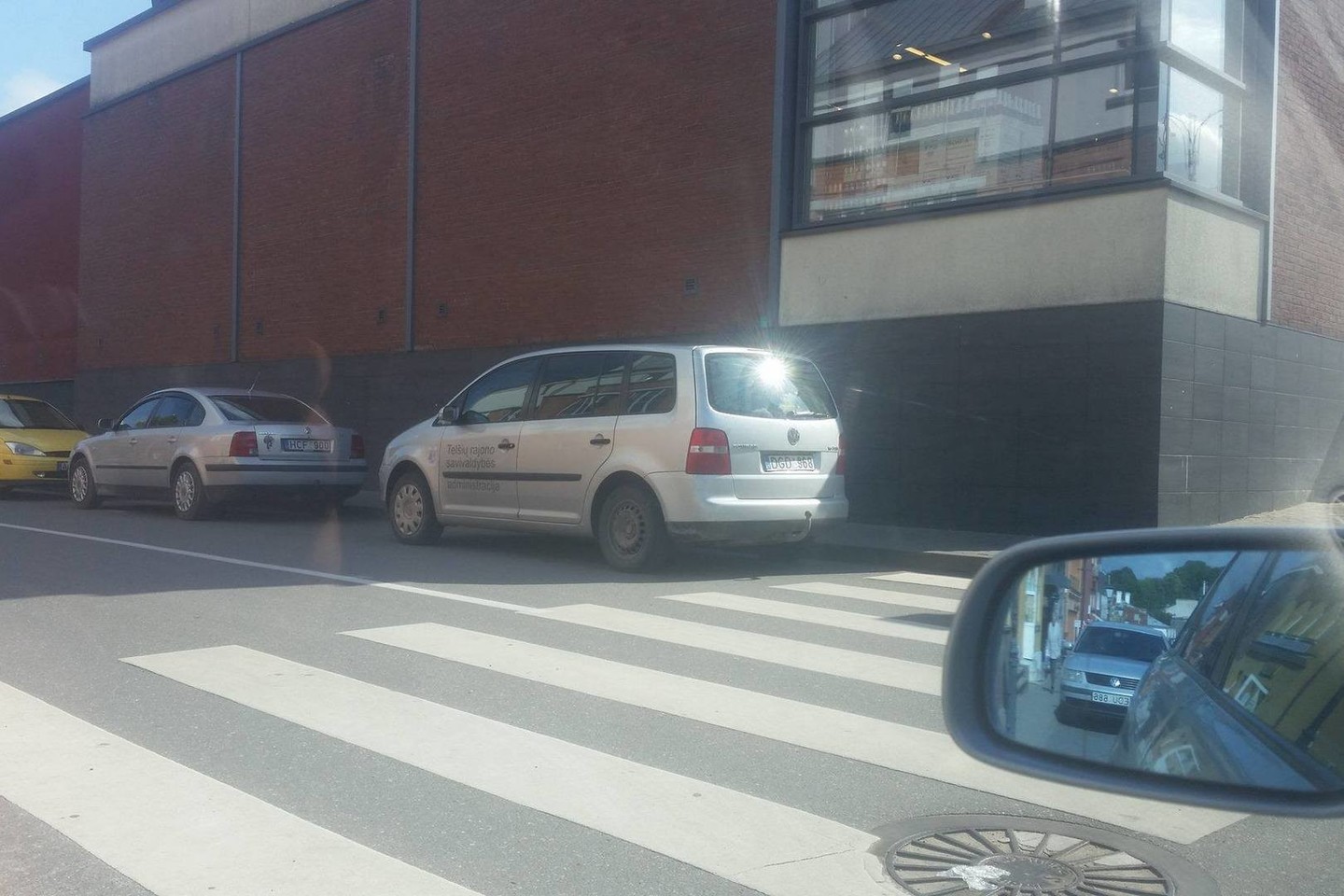 „Darbuotojas Kazys Gedminas atvežė mane į banką, išlipau, o jis liko automobilyje. Man atrodo, vairuotojas nepastebėjo ištisinės linijos. Už klaidą sumokėjo baudą“, – teigė seniūnė.