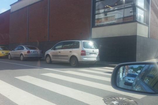 Telšių savivaldybės automobilis atsidūrė ant gėdos stulpo