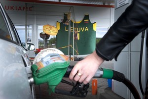 Kodėl degalų kainomis Lietuva ir toliau lenkia kaimynus?
