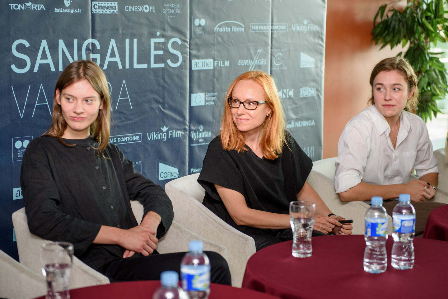 Spaudos konferencijos dalyviai (iš kairės): aktorė Julija Steponaitytė, režisierė Alantė Kavaitė, aktorė Aistė Diržiūtė.<br>D.Umbraso nuotr.
