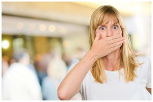 Sūnų į kiną atsivedusią mamą suglumino reklaminis stendas