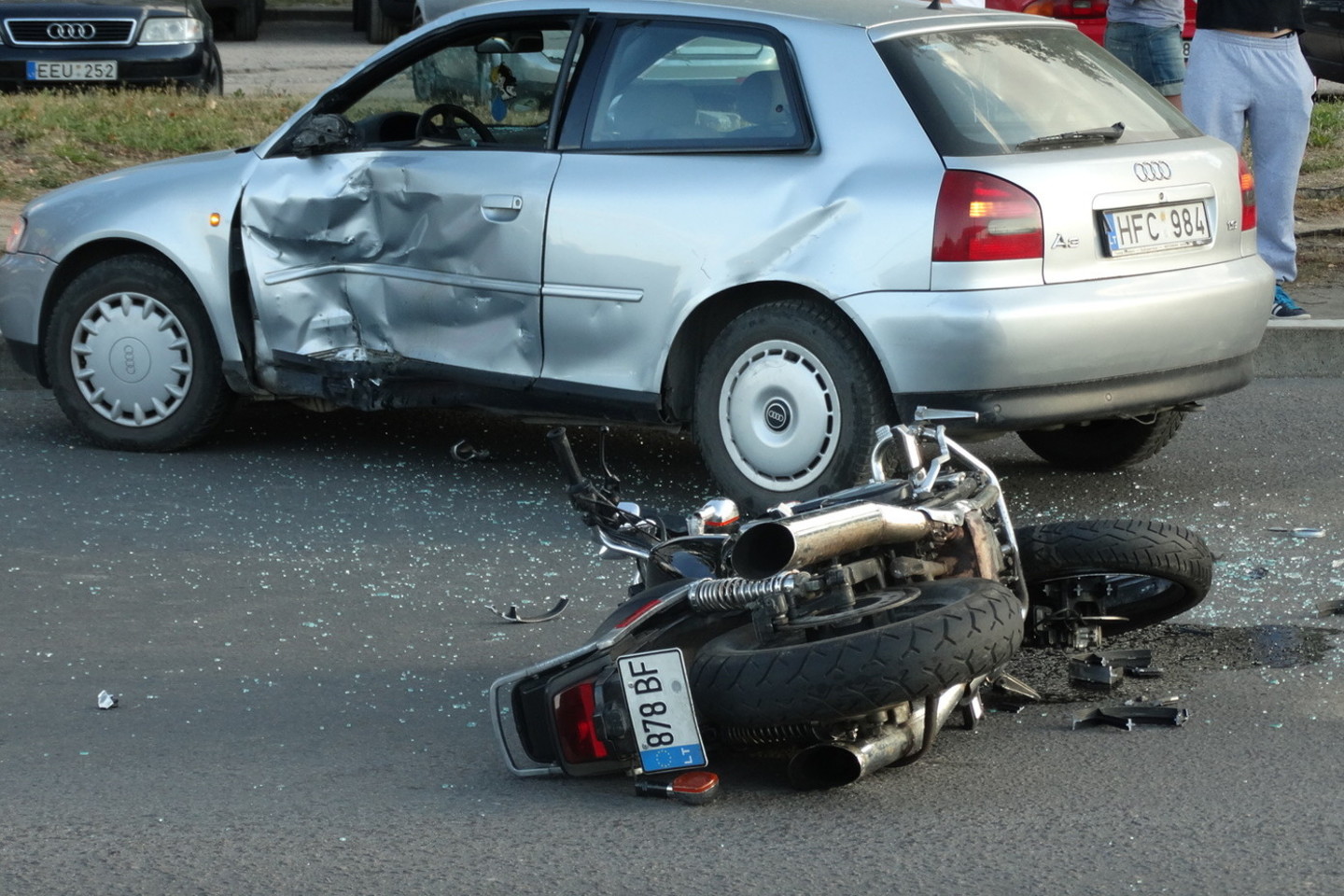 Kaune motociklas „Honda“ rėžėsi į „Audi A3“.