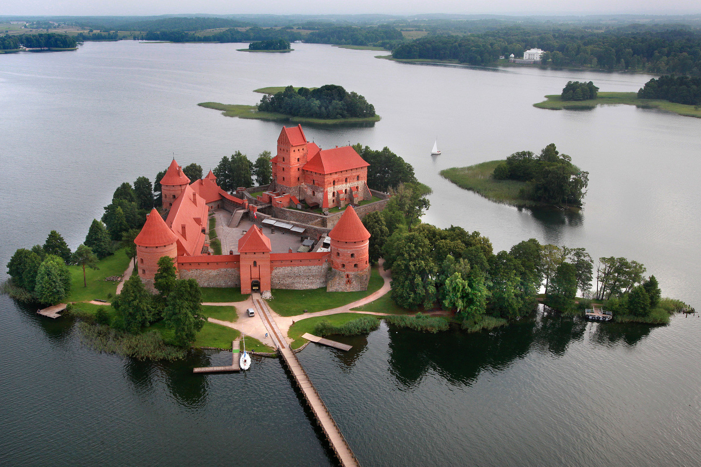 Tarp 500 objektų galima surasti ir du lietuviškus pavadinimus. Tai Kryžių kalnas ir Trakų pilis (nuotr.).<br>V.Balkūno nuotr.