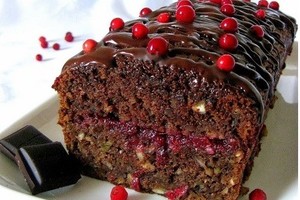 Šokoladinis cukinijų keksas su lazdyno riešutais ir bruknėmis