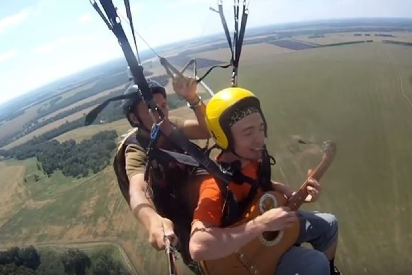 Muzikantai šią dainą skyrė visiems, kas negali gyventi be dangaus platybių.
