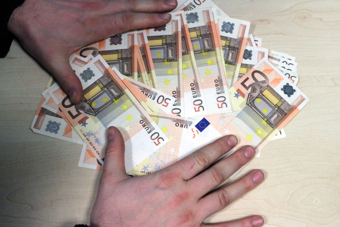 Vagys pagrobė namuose rastas pinigines su 2850 eurų.<br>M.Patašiaus asociatyvi nuotr.