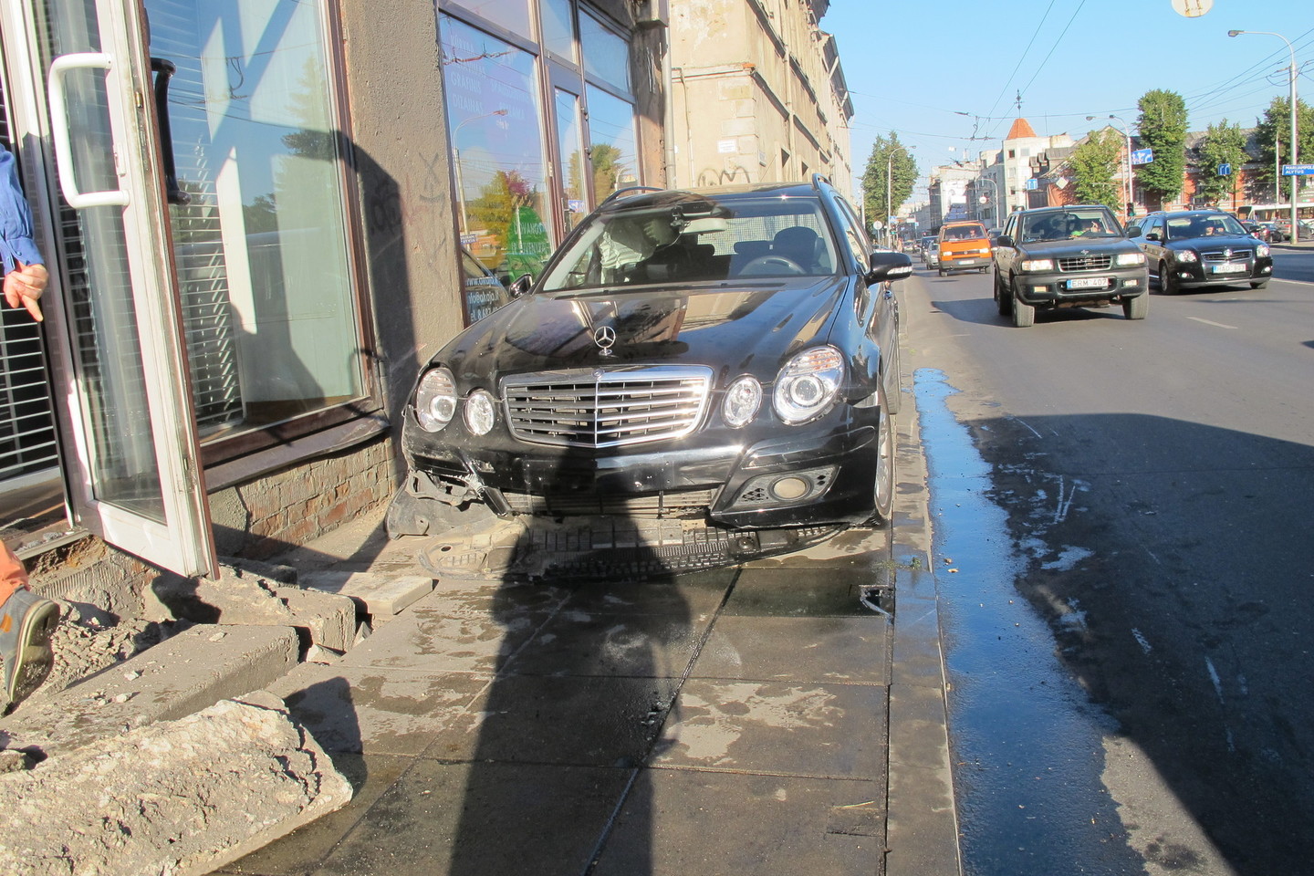 Gatve vykęs lengvasis automobilis „Mercedes-Benz“ po to, kai į jį nestipriai trenkėsi automobilis „VW Passat“ tapo nevaldomas.