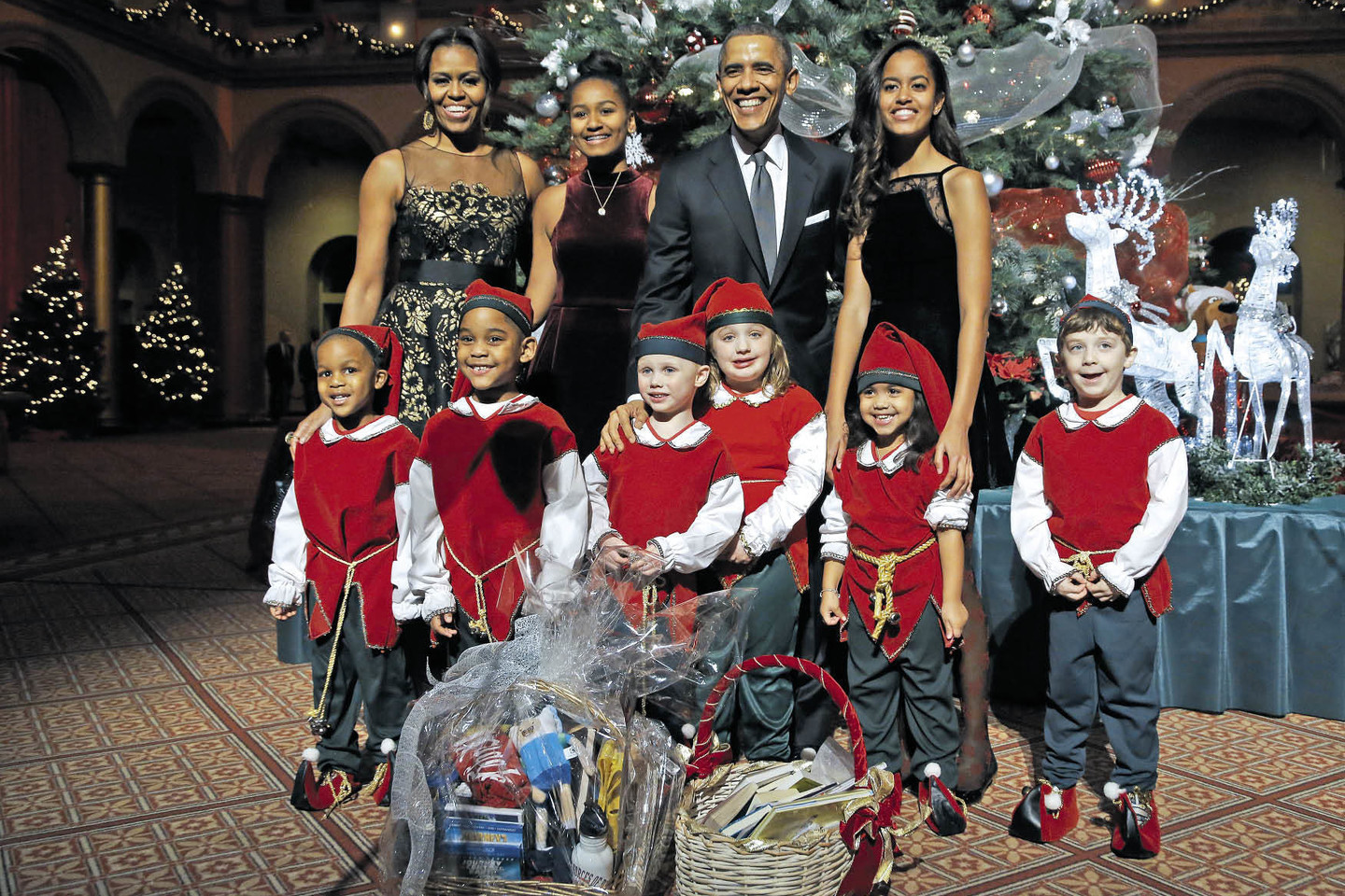 JAV prezidento Baracko Obamos duktė Sasha vilkėjo 45 eurų vertės „Asos“ suknelę aukštu kaklu, o Malia – 30 eurų vertės „Oh My Love“ suknelę.<br>„ViDA Press“ nuotr.