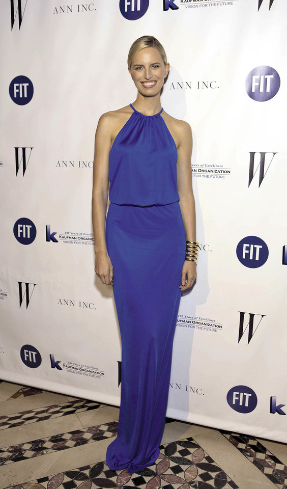 Modelis Karolina Kurkova į iškilmingą pokylį atvyko vilkėdama 85 eurų vertės „Loft“ suknią.