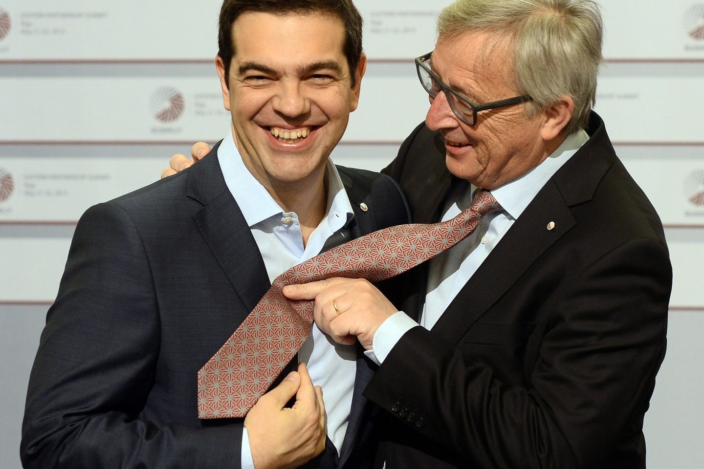 Iš kaklaraiščių nenešiojančio politiko pasišaipė ir Europos Komisijos prezidentas Jean-Claude'as Junckeris.<br>AFP/“Scanpix“ nuotr.