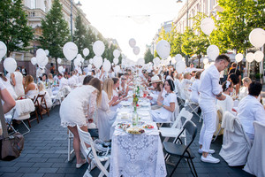 Vilniaus senamiestį nutvieskė elegantiškoji „Vakarienė baltai“