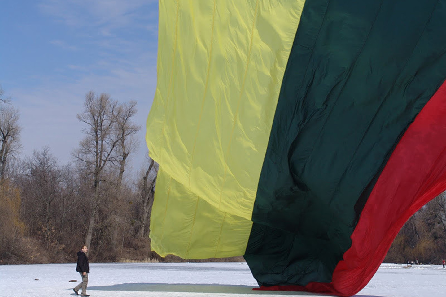Kaunietis su aitvarais į dangų yra pakėlęs didžiules Lietuvos, Gruzijos ir Ukrainos vėliavas.<br>Asmeninio albumo nuotr.
