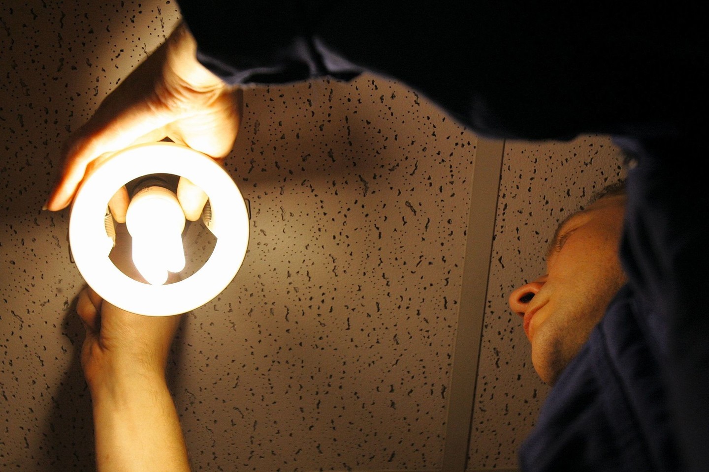 Kaitrines lemputes keičia elektros energiją taupančiosios.<br>V.Balkūno nuotr.