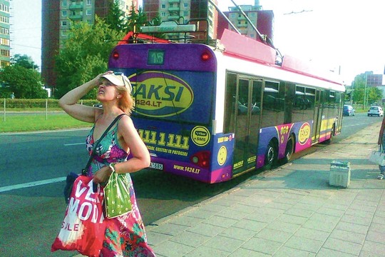Reklamos ant autobusų tyčiojasi iš miesto transporto