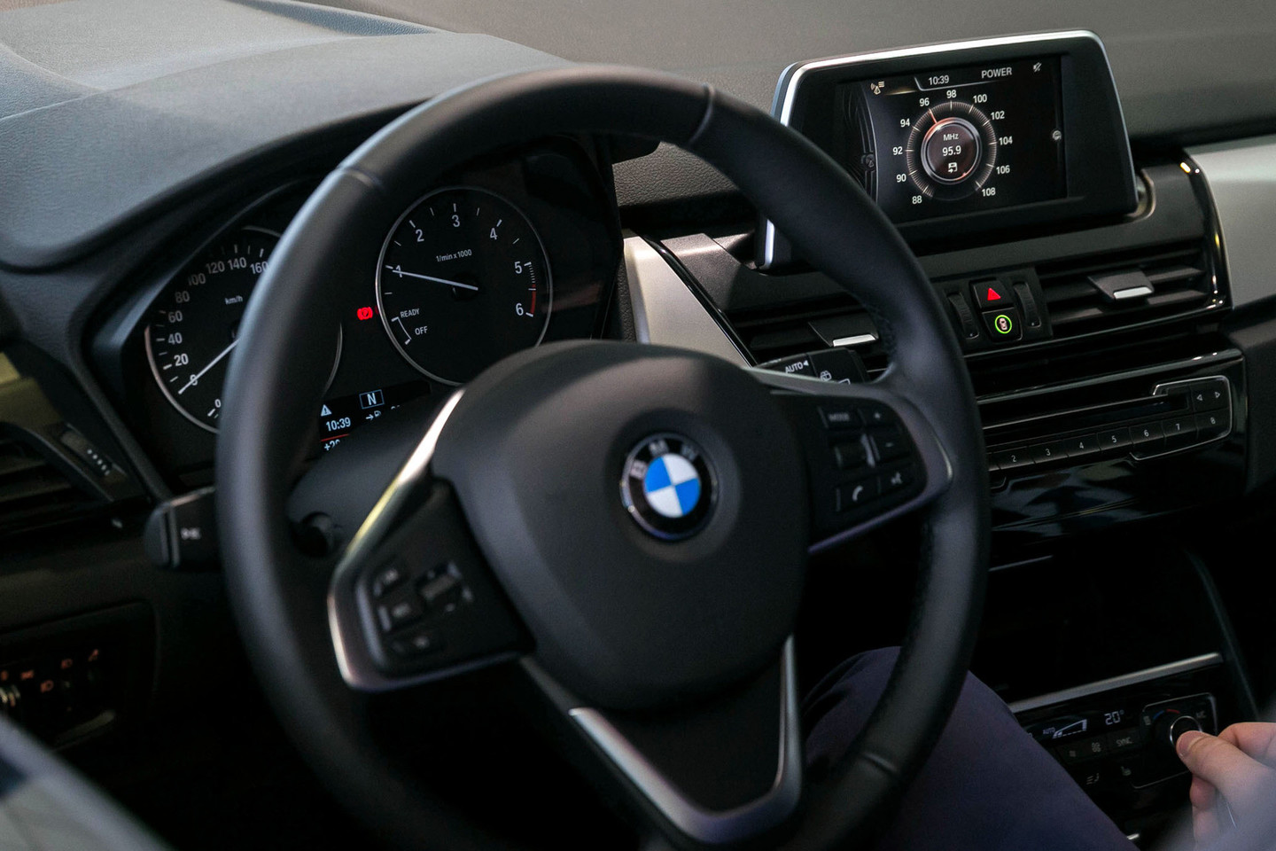 Jaunas BMW vairuotojas sužalojo dviratininką.