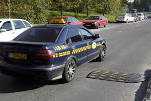 Kaip tinkamai pervažiuoti greičio ribojimo kalnelį?