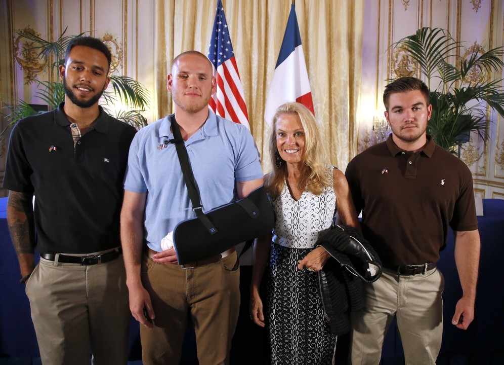 Amerikiečius pasveikino ir JAV ambasadorė Prancūzijoje.<br>AP nuotr.