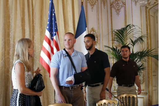 Trys amerikiečiai ir britas Prancūzijos prezidento apdovanoti Garbės legiono ordinu.<br>AP nuotr.