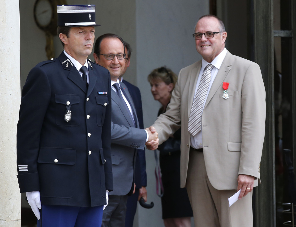 Trys amerikiečiai ir britas C.Normanas (nuotr.) Prancūzijos prezidento apdovanoti Garbės legiono ordinu.<br>AP nuotr.