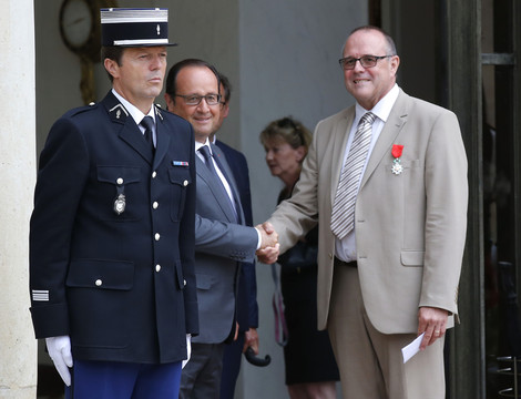 Trys amerikiečiai ir britas C.Normanas (nuotr.) Prancūzijos prezidento apdovanoti Garbės legiono ordinu.<br>AP nuotr.