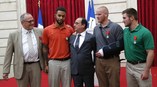 Trys amerikiečiai ir britas Prancūzijos prezidento apdovanoti Garbės legiono ordinu.<br>AP nuotr.