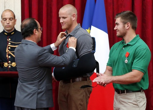 Trys amerikiečiai ir britas Prancūzijos prezidento apdovanoti Garbės legiono ordinu.<br>AFP/“Scanpix“ nuotr.