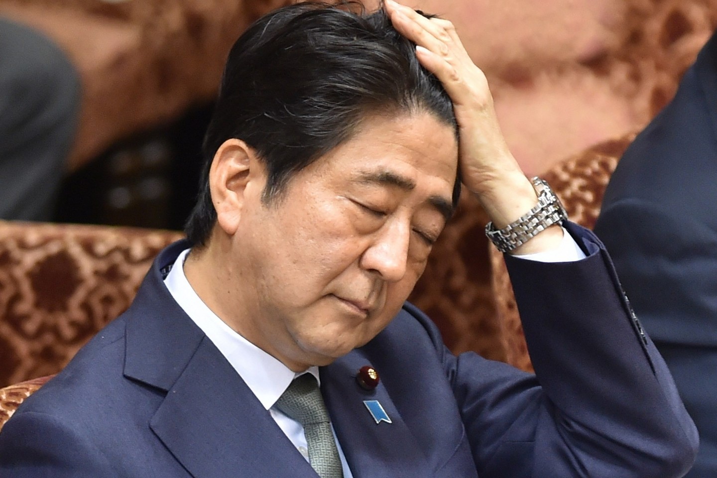 Japonijos premjeras Shinzo Abe sako, kad finansų institucija „neišvengiamai“ atsiliks nuo savo gairių pasiekti 2 proc. dydžio infliacijos lygį.
