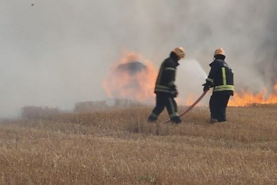 Pievas prie Kauno ryja gaisras: situacija itin rimta
