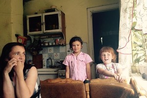 Devynis vaikus auginanti šeima vejama iš vargano būsto