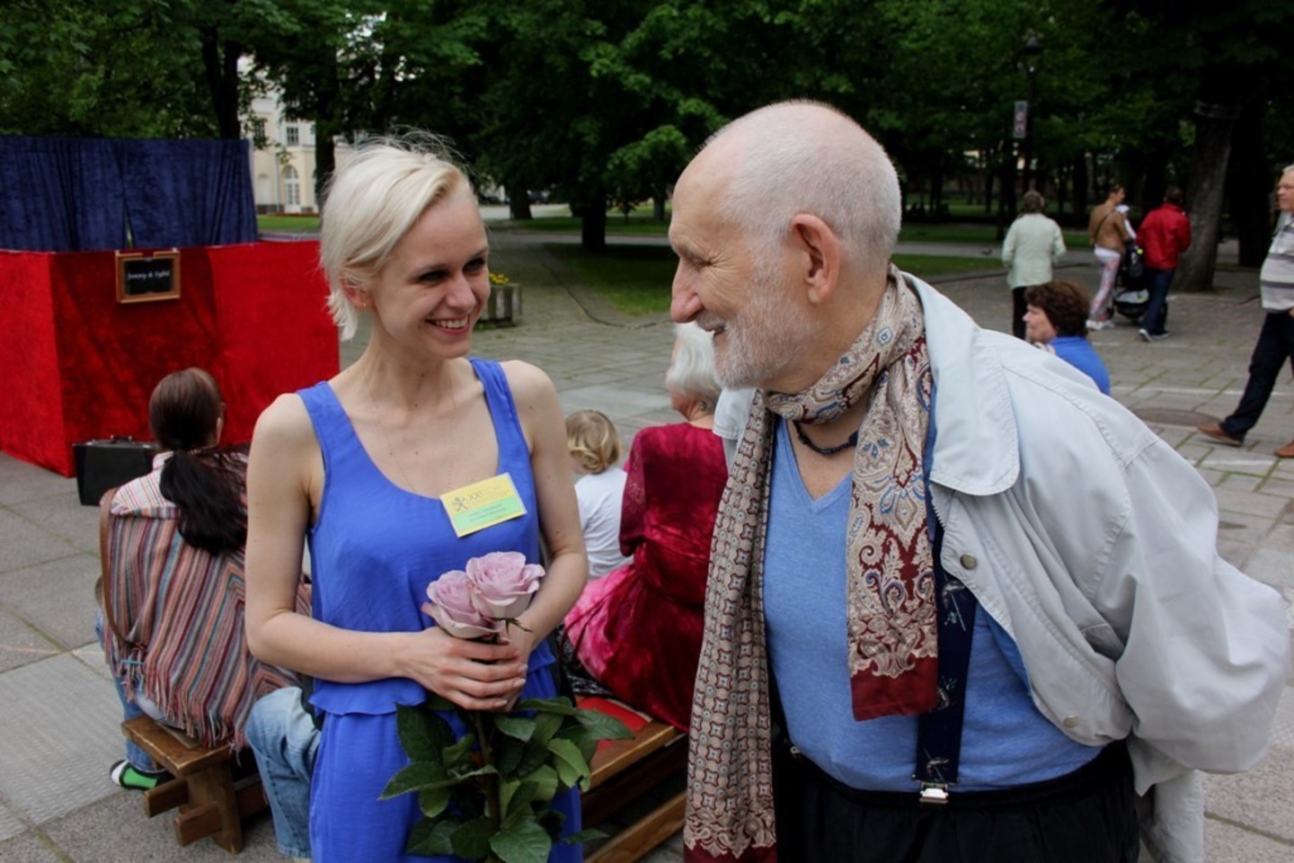 V.Mazūras bendrauja su gerbėja tarptautiniame Kauno lėlių teatrų festivalyje.<br>Kauno lėlių teatro archyvo nuotr.