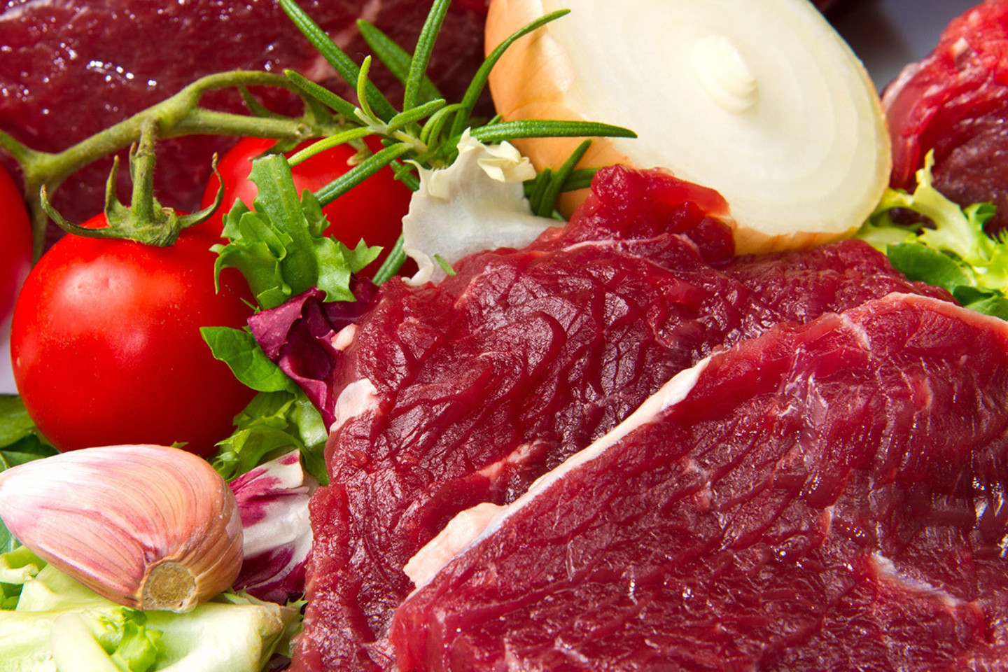 Mėsos spalva – vienas svarbiausių kriterijų renkantis parduotuvėje mėsą. Natūrali, lygi mėsos spalva asocijuojasi su šviežumu, maloniu skoniu.<br>123rf.com
