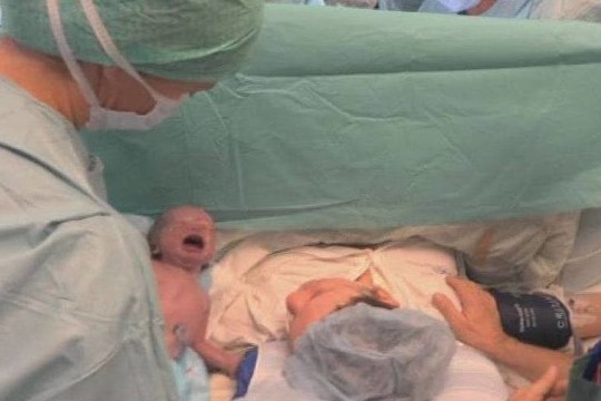 Motina ir sūnus išnešioti toje pačioje gimdoje