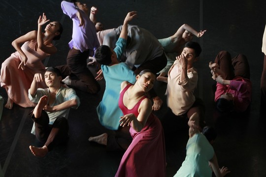 „Debesų vartų šokio teatro“ premjera – choreografės Lin Hwai-min darbas „Rūkymas“ pagal A.Šnitkės muziką.<br>AP nuotr.