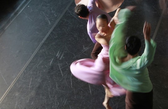 „Debesų vartų šokio teatro“ premjera – choreografės Lin Hwai-min darbas „Rūkymas“ pagal A.Šnitkės muziką.<br>AP nuotr.