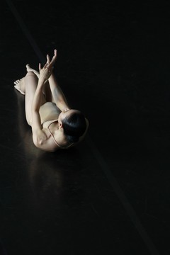 „Debesų vartų šokio teatro“ premjera – choreografės Lin Hwai-min darbas „Rūkymas“ pagal A.Šnitkės muziką.