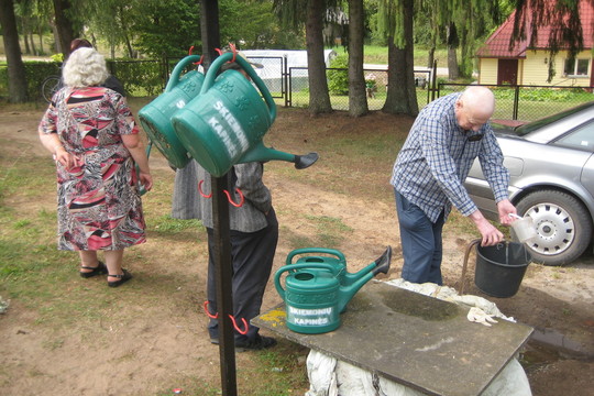 Į Skiemonių kapines nebereikia neštis laistytuvų