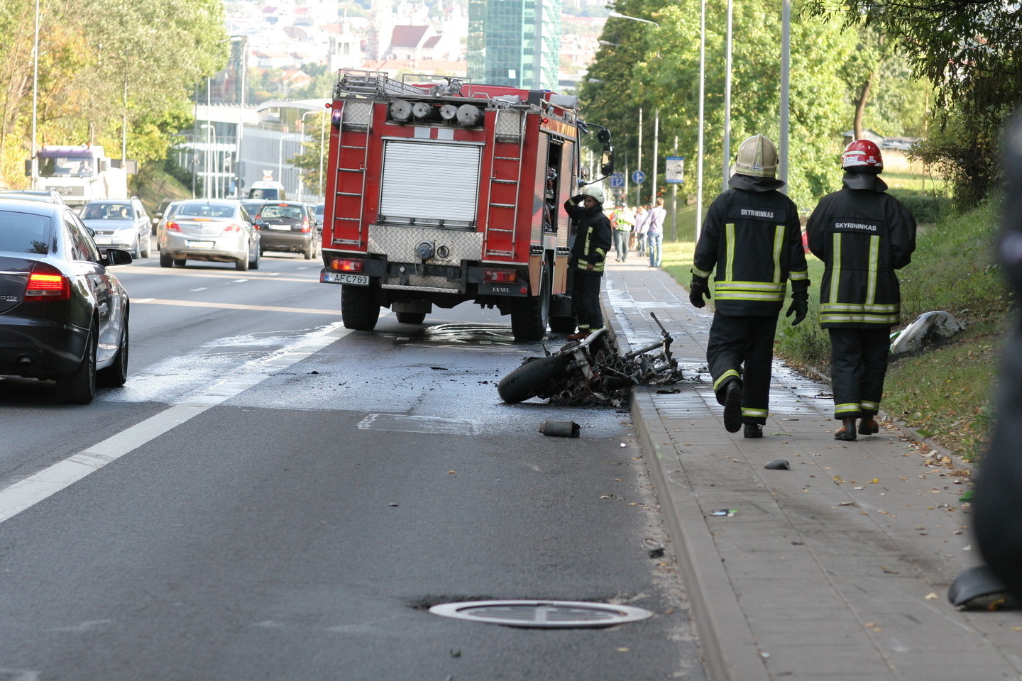 Automobilio numuštas motociklas užsidegė.