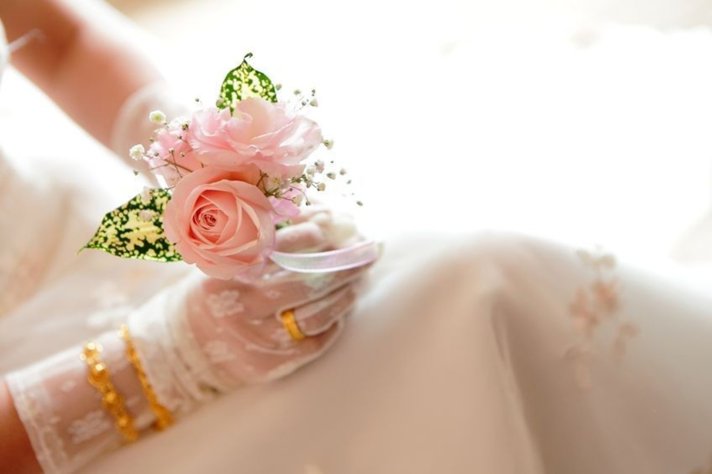 Nors atėję pas vestuvių planuotoją lietuviai visų pirma pasako, kad nenori tradicinių vestuvių, galiausiai paaiškėja, kad vestuvių tradicijų jie vis dėlto nori laikytis.