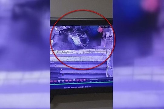 Kinijoje į šaligatvyje staiga atsivėrusią duobę įkrito 5 žmonės