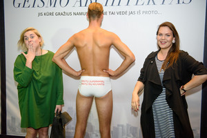 Erotinio filmo pristatyme moteris pralinksmino pusnuogis vyras