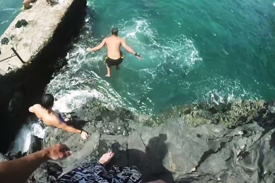 Nutrūktgalviški šuoliai nuo uolos Tenerifėje – Justo „bomba“