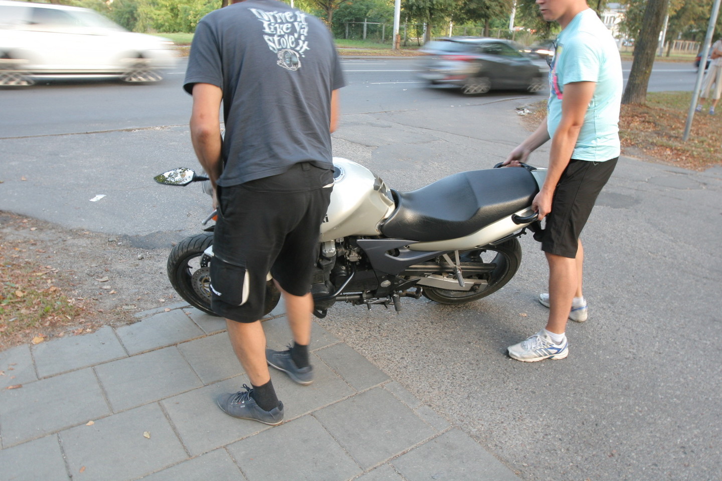 Ketvirtadienį Vilniuje per avariją nukentėjo motociklininkas.