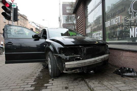 Senų automobilių ardytojai sulauks tikrintojų kontrolės