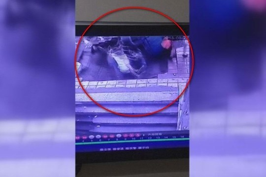 Kinijoje į šaligatvyje staiga atsivėrusią duobę įkrito 5 žmonės